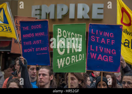 Photo chambre personnel protester contre les bas salaires dans leur chaîne Cineworld - qu'ils appellent au boycott à l'extérieur de l'Empire Square, Leicseter aussi récemment acheté par Cineworld. La London Living Wage est quelque chose les membres de l'union de Picturehouse ont fait pression pour depuis 2014. La campagne n'a cessé de croître depuis, maintenant avec quatre sites en grève ! Ils disent "Picturehouse et Cineworld travaillent très fort pour écraser notre campagne et tout ce que nous recevons d'eux dans la voie de la négociation est le silence". Banque D'Images