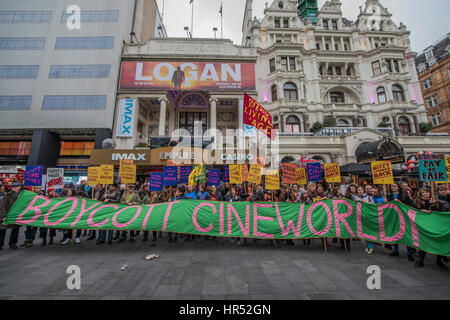 Photo chambre personnel protester contre les bas salaires dans leur chaîne Cineworld - qu'ils appellent au boycott à l'extérieur de l'Empire Square, Leicseter aussi récemment acheté par Cineworld. La London Living Wage est quelque chose les membres de l'union de Picturehouse ont fait pression pour depuis 2014. La campagne n'a cessé de croître depuis, maintenant avec quatre sites en grève ! Ils disent "Picturehouse et Cineworld travaillent très fort pour écraser notre campagne et tout ce que nous recevons d'eux dans la voie de la négociation est le silence". Banque D'Images