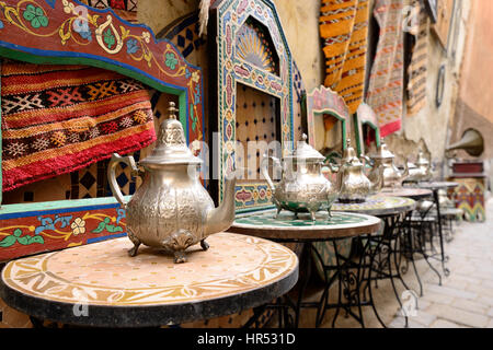 Les éléments de décoration sur le souk (marché) dans la vieille ville, Medina au Maroc. Verseuse pour préparer le thé. Banque D'Images