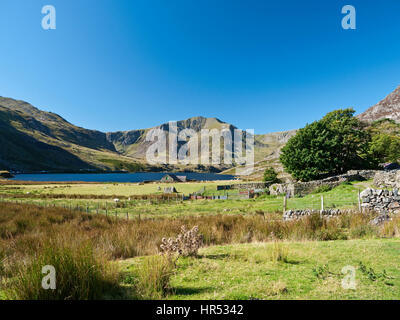 La montagne de Y Garn vue à travers Llyn Ogwen Valley dans l'Ogwen Snowdonia Banque D'Images