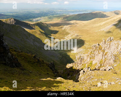 Afficher le long de MCG Pen-llafar au détroit de Menai & Anglesey, à partir de la Black, Duon Ysgolion entre échelles Carnedd Dafydd & Carnedd Llewelyn Snowdonia dans Banque D'Images