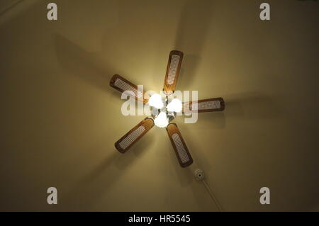 Ventilateur de plafond vintage en bois isolé Banque D'Images