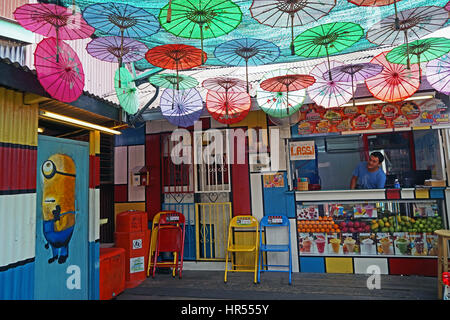 Chew Jetty Penang, Malaisie avec des lanternes chinoises, touristiques et de l'Asie Tourisme Pulau Pinang kopitiam Banque D'Images