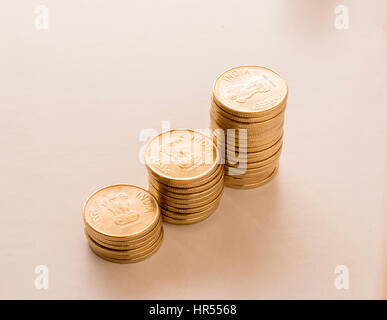 Pile de pièces indien sur fond blanc Banque D'Images