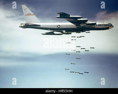 BOEING B-52F-70-BW STRATOFORTRESS du 320th Bomb Wing tomber Mk 117 750lb plus de bombes sur le Vietnam 1965 Banque D'Images