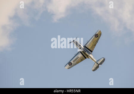 Curtiss P40 Warhawk au Flying Legends Air Show à l'IWM Duxford. Avion de chasse de la Seconde Guerre mondiale volant. CopySpace Banque D'Images