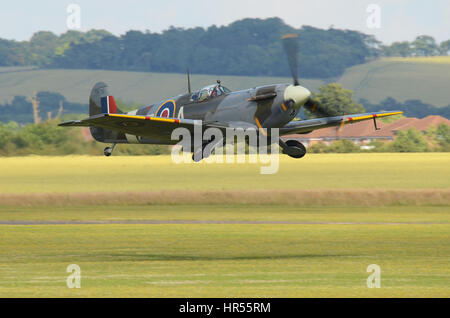 Spitfire V EP120 décollage au Flying Legends Air Show à IWM Duxford. Avion de chasse Supermarine Spitfire de la seconde Guerre mondiale Banque D'Images