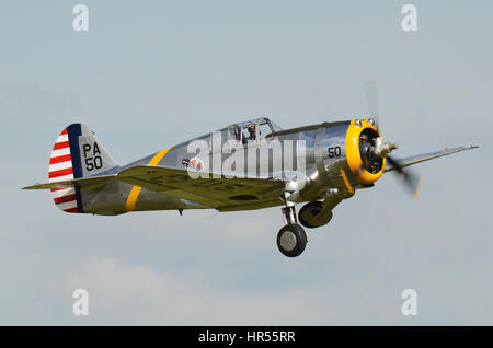 Le Curtiss P-36 Hawk décolle avec un train d'atterrissage décalé qui se rétracte au Flying Legends Air Show à l'IWM Duxford Banque D'Images