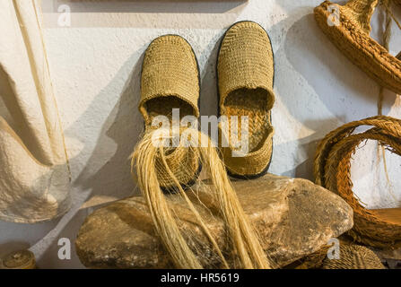 Une paire d'espadrilles, faite de sparterie, halfah, herbe ou herbe sparterie Musée ethnologique à Mijas, Andalousie, Espagne Banque D'Images