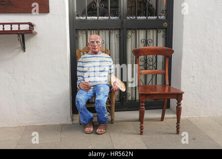 Sculpture en argile de Pablo Picasso assis sur une chaise à Mijas Pueblo, Andalousie, Espagne Banque D'Images