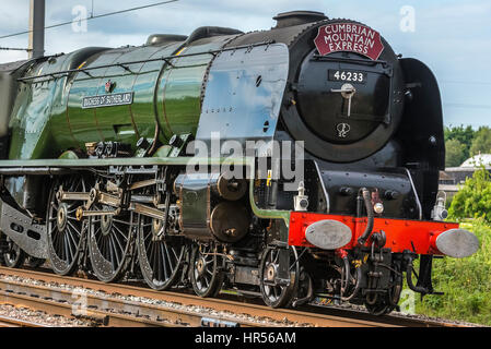 La princesse Elizabeth locomotive classe la duchesse de Sutherland le transport de la montagne de Cumbrie Express à la vitesse au franchissement Winwick Junction sur la WCML. Banque D'Images