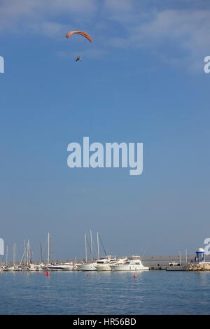 Le paramoteur, paramoteur, parapente propulsé au-dessus de port, Port, Marina, Marbella, Andalousie, Espagne du Sud. Banque D'Images