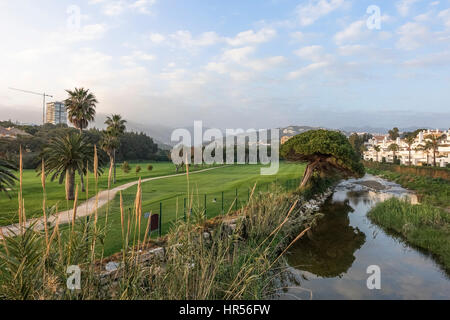 Vue sur Rio Real, parcours de golf 18 trous, Marbella, costa del sol, Andalousie, Espagne. Banque D'Images