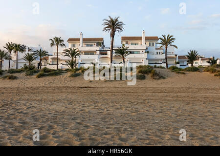 Ligne de plage de luxe propriétés de Rio Real, Marbella. Costa del Sol, Espagne Banque D'Images