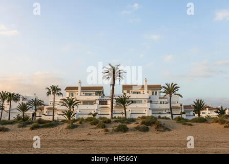 Ligne de plage de luxe propriétés de Rio Real, Marbella. Costa del Sol, Espagne Banque D'Images