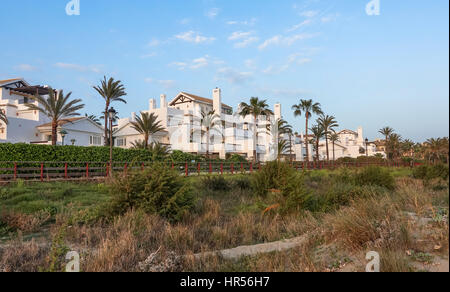 Ligne de plage de luxe propriétés de Rio Real, Marbella. Costa del Sol, Espagne Banque D'Images