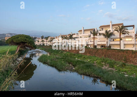 Propriétés de luxe plage, terrain de golf Rio Real, Marbella. Costa del Sol, Espagne Banque D'Images