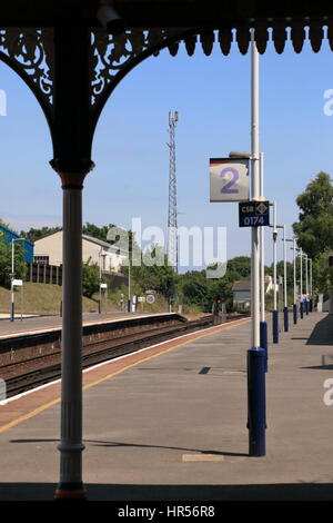 Après-midi paresseux ligne ferroviaire principale de socs doucement la Branksome Station à Bournemouth, avec relais de télévision UHF Westbourne mât, Poole Dorset UK Banque D'Images