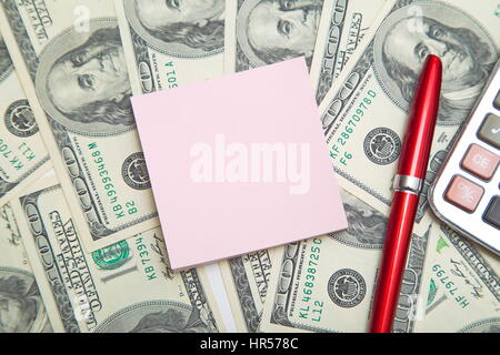 Calculatrice et l'ordinateur portable blanc sur argent billet de banque Banque D'Images