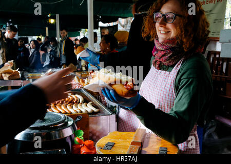 A l'opérateur de vendre des hot-dogs à Borough Market, un des plus grands et les plus anciens marchés alimentaires de Londres. Banque D'Images