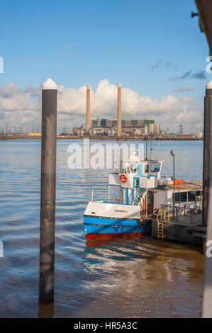 L'approche de la ville de Tilbury Ferry Pier à Gravesend. avec l'ancien tilbury power station en arrière-plan. (Démoli en 2019) Banque D'Images