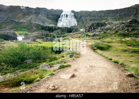 Chemin de terre menant à l'epic en cascade (distance Dynjandi - Westfjords, Islande) Banque D'Images