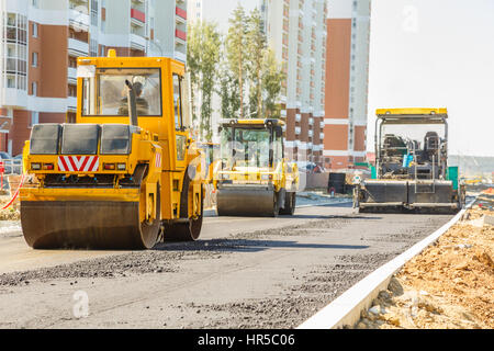 Rouleau compresseur travaillant au site de construction de route Banque D'Images