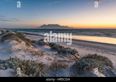 Vue de la Table Mountain au coucher du soleil, de Big Bay, Bloubergstrand, Cape Town, Afrique du Sud Banque D'Images