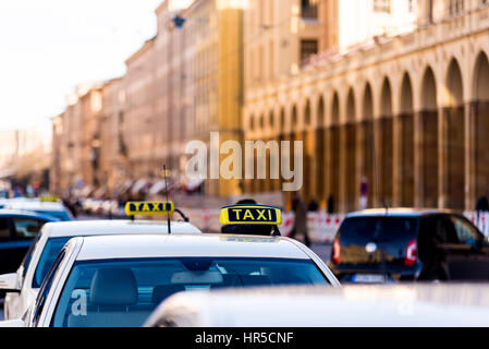 Les taxis sur Maximilianstrasse, München, Allemagne Banque D'Images