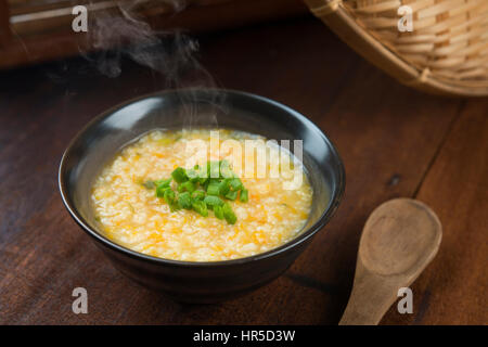 Bol de porridge de style asiatique sur fond de table en bois. Banque D'Images