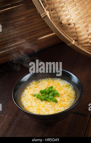 Bol de porridge de style asiatique sur fond de table en bois rustique. Banque D'Images