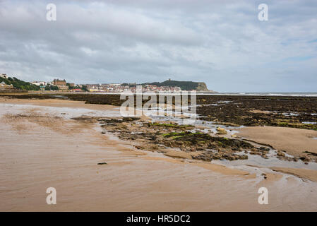 Plage de Scarborough, sur la côte de North Yorkshire, Angleterre. Une ville balnéaire historique bien connu. Banque D'Images