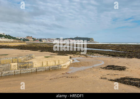 Plage de Scarborough, sur la côte de North Yorkshire, Angleterre. Une ville balnéaire historique bien connu. Banque D'Images