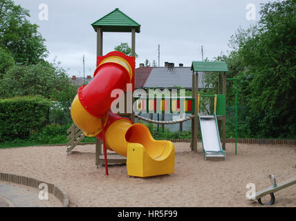 Aire de jeux pour enfants multi couleurs en parc public. Bridge, escaliers, glisse, plates-formes. Place de jeux et activités sportives. Banque D'Images