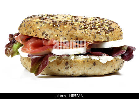 Bagel oeuf jambon et isolé sur fond blanc Banque D'Images