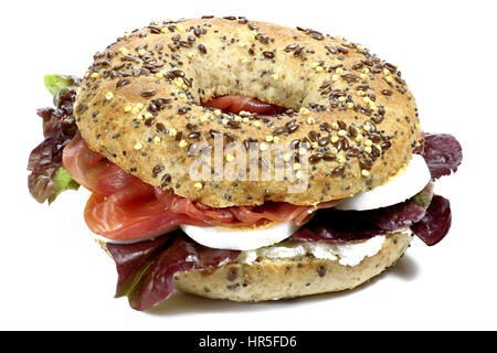 Bagel oeuf jambon et isolé sur fond blanc Banque D'Images