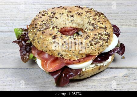 Bagel oeufs et jambon sur fond de bois Banque D'Images