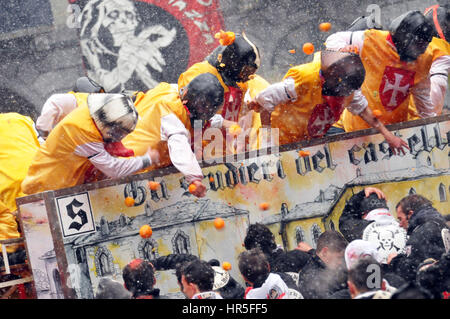 Carnaval d'Ivrée, moments de la bataille et Banque D'Images