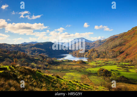 Vue le long de la vallée de Gwynant Nantgwynant Llyn lac dans les montagnes de Snowdonia National Park à l'automne. Nant Gwynant, Gwynedd, au nord du Pays de Galles, Royaume-Uni, Angleterre Banque D'Images