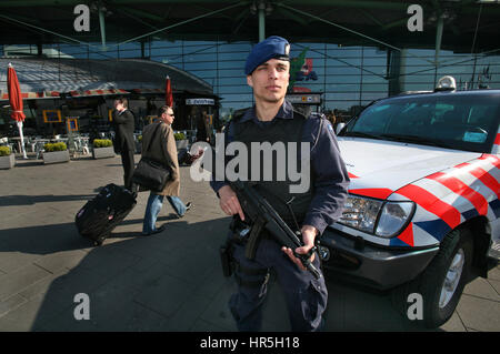 La gendarmerie néerlandaise à Schiphol Banque D'Images