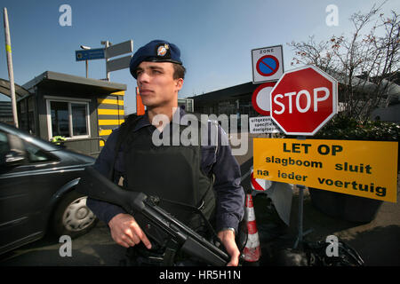 La gendarmerie néerlandaise à Schiphol Banque D'Images