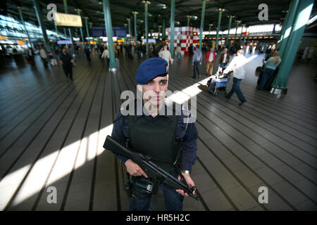 La gendarmerie néerlandaise à Schiphol Banque D'Images