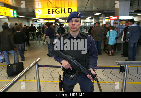 La gendarmerie néerlandaise à Schiphol Banque D'Images
