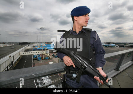 La gendarmerie néerlandaise à Schiphol Banque D'Images