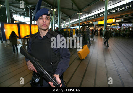 La gendarmerie néerlandaise à Schiphol Banque D'Images