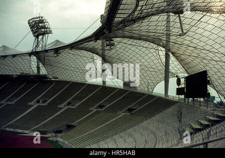 Der Münchner Olympiapark kurz vor der Fertigstellung, 1972. L'Olympiapark Munich, site des Jeux Olympiques, juste avant l'achèvement en 1972 Banque D'Images