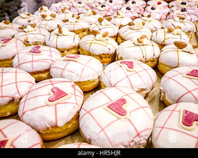 Donut avec coeur de massepain, Soft focus, vue du dessus Banque D'Images