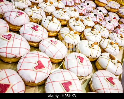 Donut avec coeur de massepain, Soft focus, vue du dessus Banque D'Images