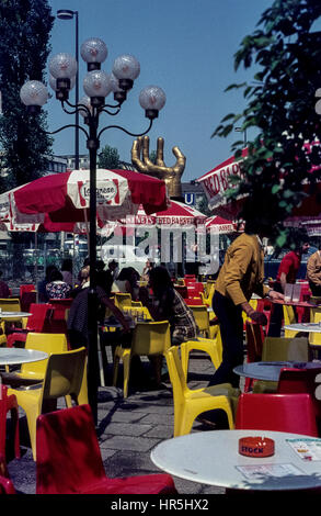 Straßencafé an der Münchner Freiheit. Le quartier de Schwabing, à Munich, au début des années 1970. Banque D'Images