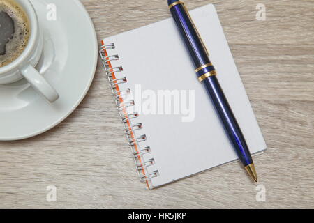 Desktop à partir de ci-dessus. L'espace de bureau avec un carnet de notes à l'heure du café à idées inspirantes Banque D'Images